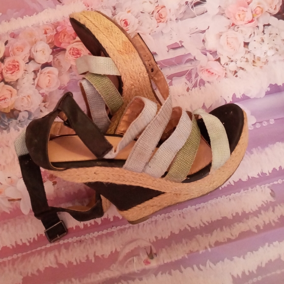 Shoes - Picture 3 of 4